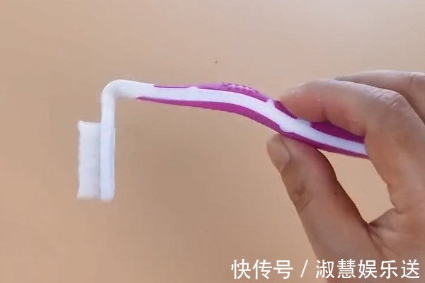 2个旧牙刷绑在一起太厉害了，我也是今天才知道，一年能省不少钱