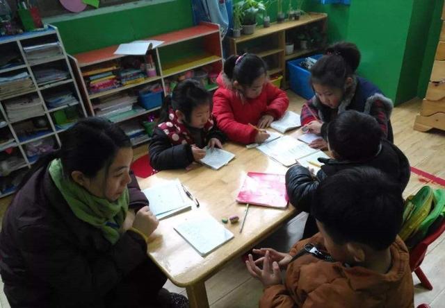 妈妈|地铁上一组照片火了,无数家长感动,网友:这才是真正的“炫富”