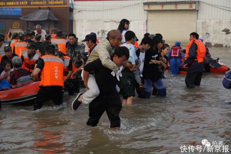 救援人员|鹤壁、新乡救援进行时：脱困洪水后，妈妈抱紧孩子