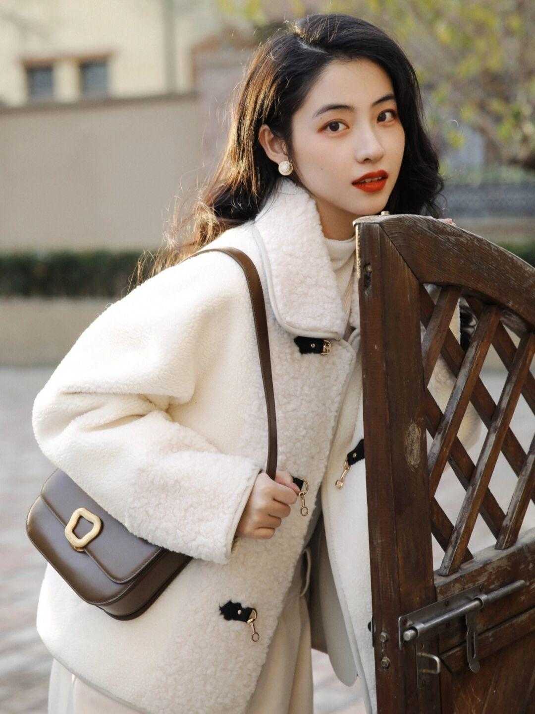 下半身 与其还在搭大衣,不如看看冬款短外套,清爽温柔