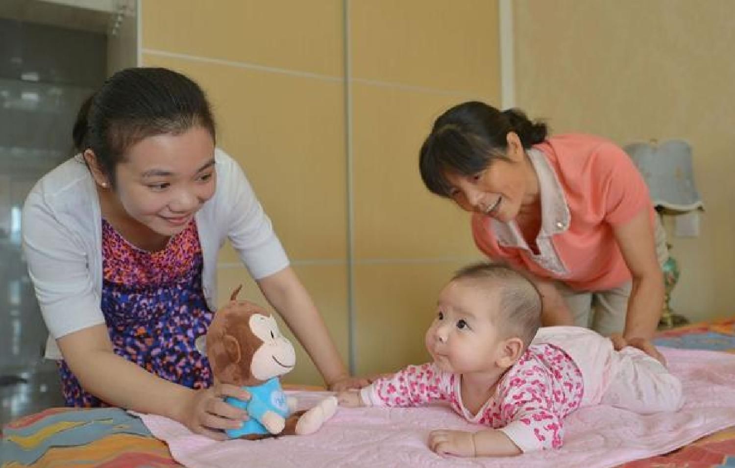 两个月|这样陪两个月婴儿玩耍,不仅促进大脑和身体发育,还拉近亲子关系