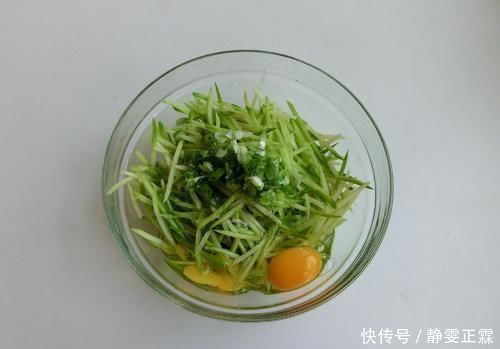  一个萝卜，两个鸡蛋，这样做超好吃，不炒不炸，香酥可口，真香