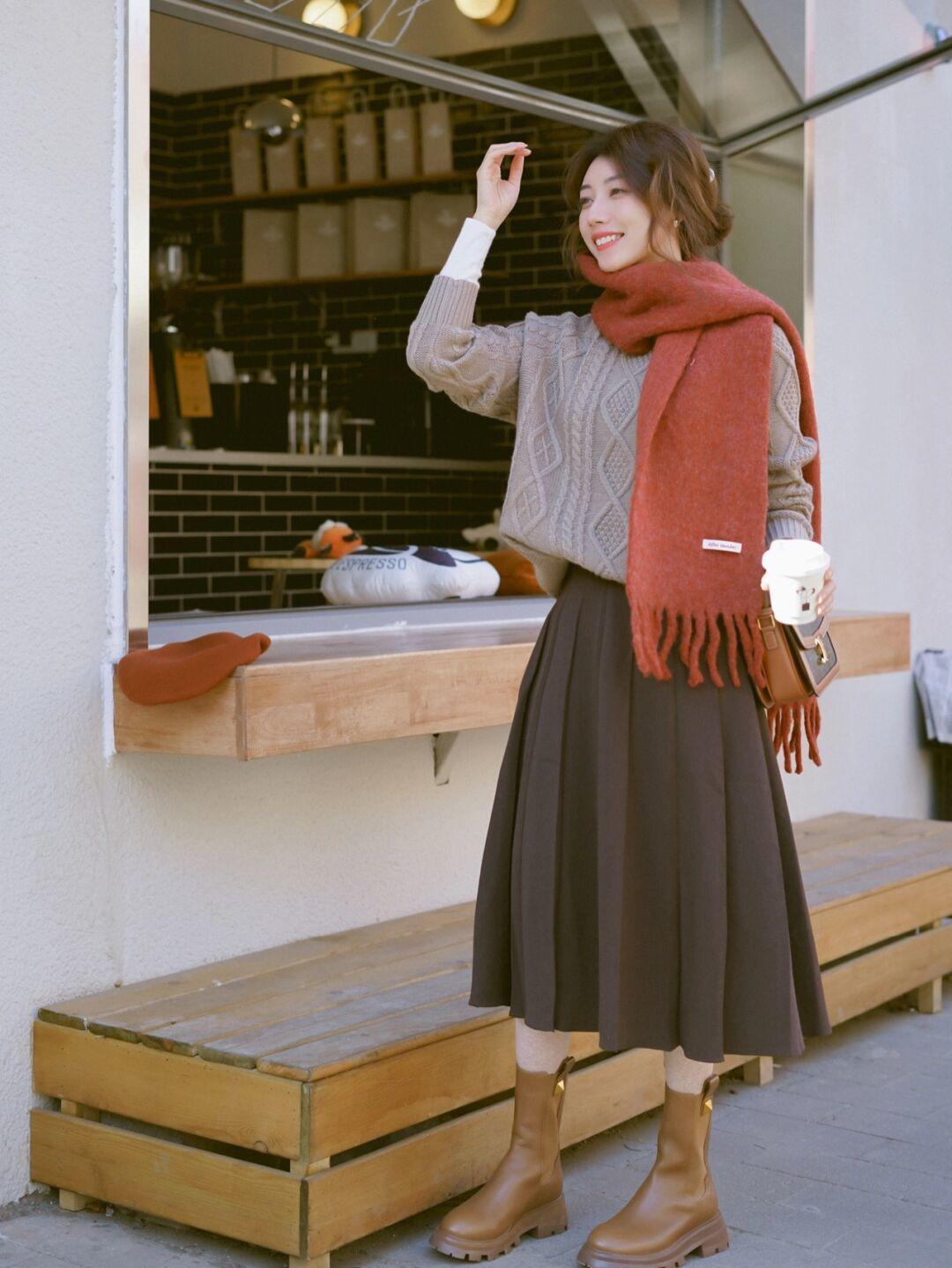 打底衫 降温后毛衣怎么穿更高级?用这4款打造好气质,想不优雅都难