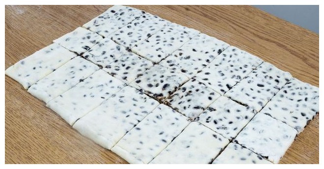 红豆饼不一样的做法，外面根本买不到，简单又好吃，4分钟就出锅