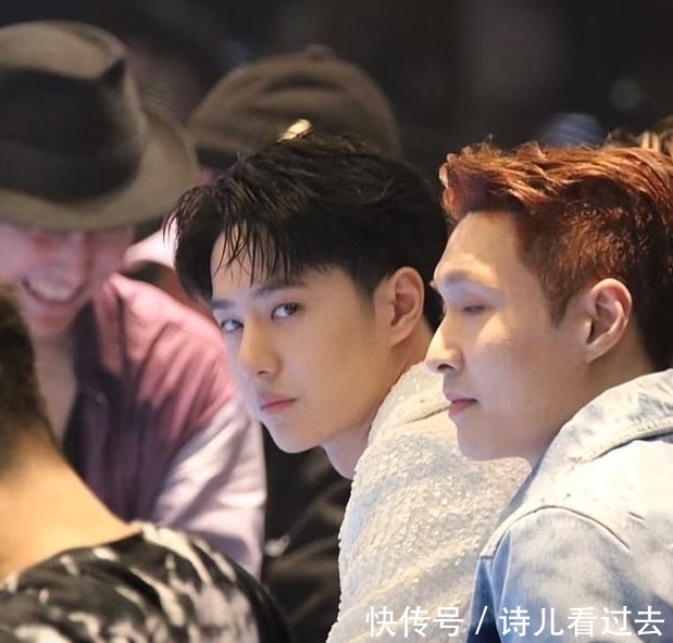 街舞總決賽小彩蛋:王一博坐在地上休息,喝水時(shí)像小孩子