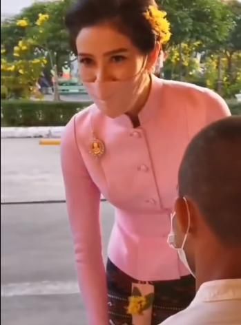 诗妮娜换新造型营业啦！穿粉衣太嫩了，耳边戴黄花更是少女感十足