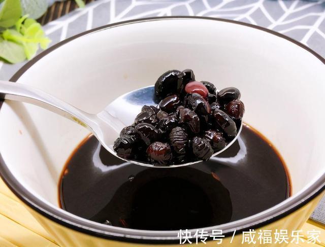 家常|天冷我家常吃黑豆，用醋泡一泡，每天吃5颗，补充蛋白质和维生素