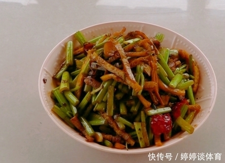 下饭|芹菜炒牛肉出新做法,加上这种东西,肉质嫩滑芹菜鲜香,特别下饭