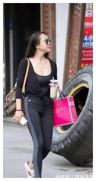 小衫|黑色针织衫搭配紧身打底裤,干练优雅,即可萌又可攻