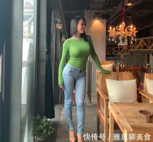 高跟鞋 美女穿搭:牛仔裤迷人又很漂亮,展现出良好的身材,看点十足