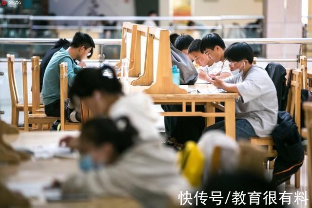 图书馆！湖南：“好学狗”待图书馆不想走，引众人围观，网友：狗比我好学