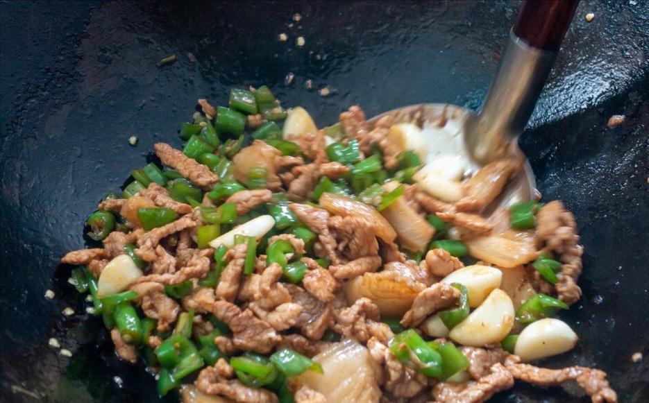 辣椒炒肉,先炒辣椒还是肉?湖南人教你2个窍门,鲜香过瘾真下饭