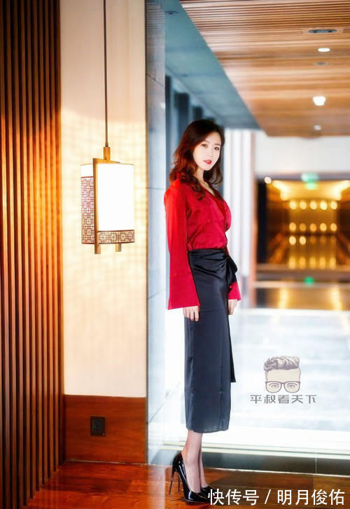 身材|美女穿搭：小姐姐爱穿红色休闲衬衫配紧身黑色开叉裙，性感妩媚，熟女风超吸引人！