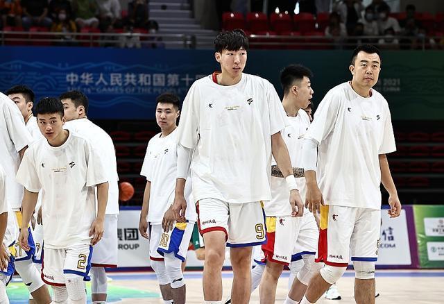 周鹏|CCTV5直播!男篮首发五虎浮现,郭士强支招杜锋,全力争胜成定局