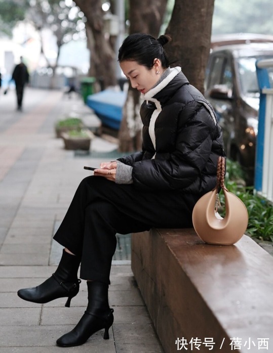 搭配|阔腿裤已烂大街了,现在流行“烟管裤”,这样穿搭腿粗胯宽都有救