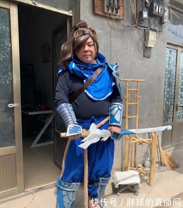 coser|上海CJ“最吸睛”Cosplay出现,黑丝女Coser很紧张:保安关一下门