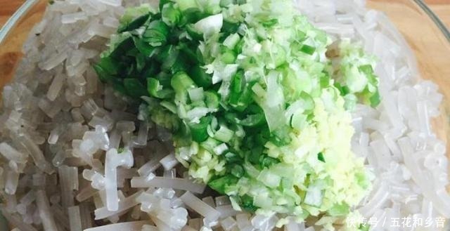 冬天,多吃此菜,维C是苹果5倍,锌是猪肝6倍,包成包子最好吃