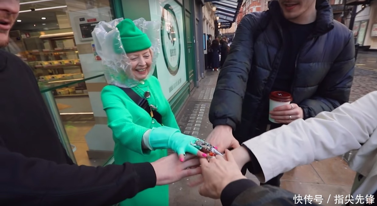 100块把土鳖宅男变鲜肉超模,英国俩沙雕小哥把时尚圈玩坏了