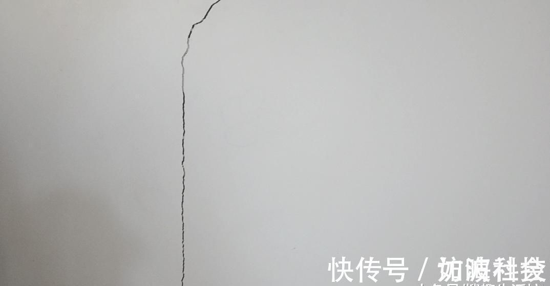修补|家里白墙不仅脏还有裂缝怎么办 用它涂一涂, 墙壁立马焕然一新