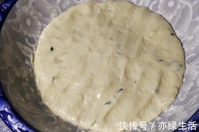 葱油饼的正确做法,不揉面不擀面,蓬松不油腻,比油条简单还好吃