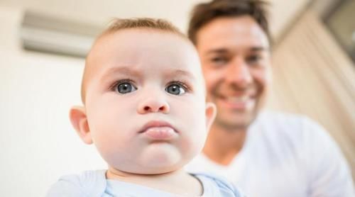 爸爸|“最操心奶爸”火了，一觉醒来查看宝宝有无呼吸，网友：同款丈夫