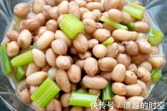 煮花生米时，不要只知道加水了，多加一点它，花生米更入味