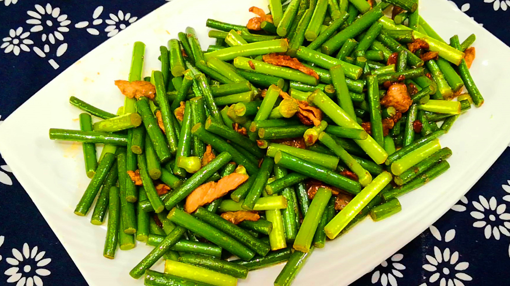 饭店|蒜苔怎么炒才好吃原来有秘诀,多加关键1步,蒜苔又香又入味