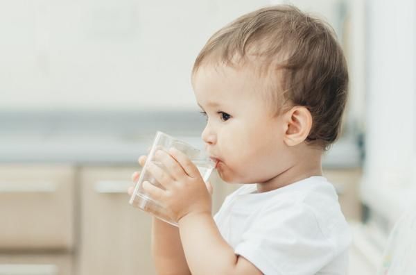 诱发|孩子总是积食？提醒各位家长：这3个时间段，少强迫孩子喝水