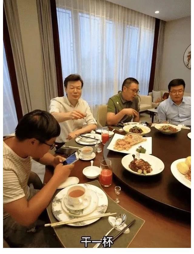 高估|知名男主持1组饭局私照流出，打脸多少人：不要高估你的人脉
