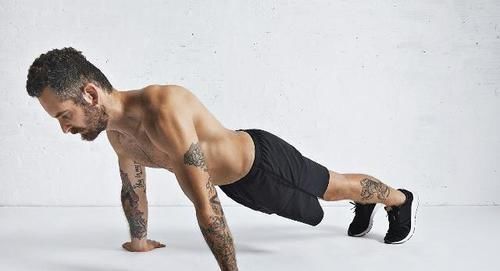 男人|常做俯卧撑好处多,那么一天练习多少个比较好呢