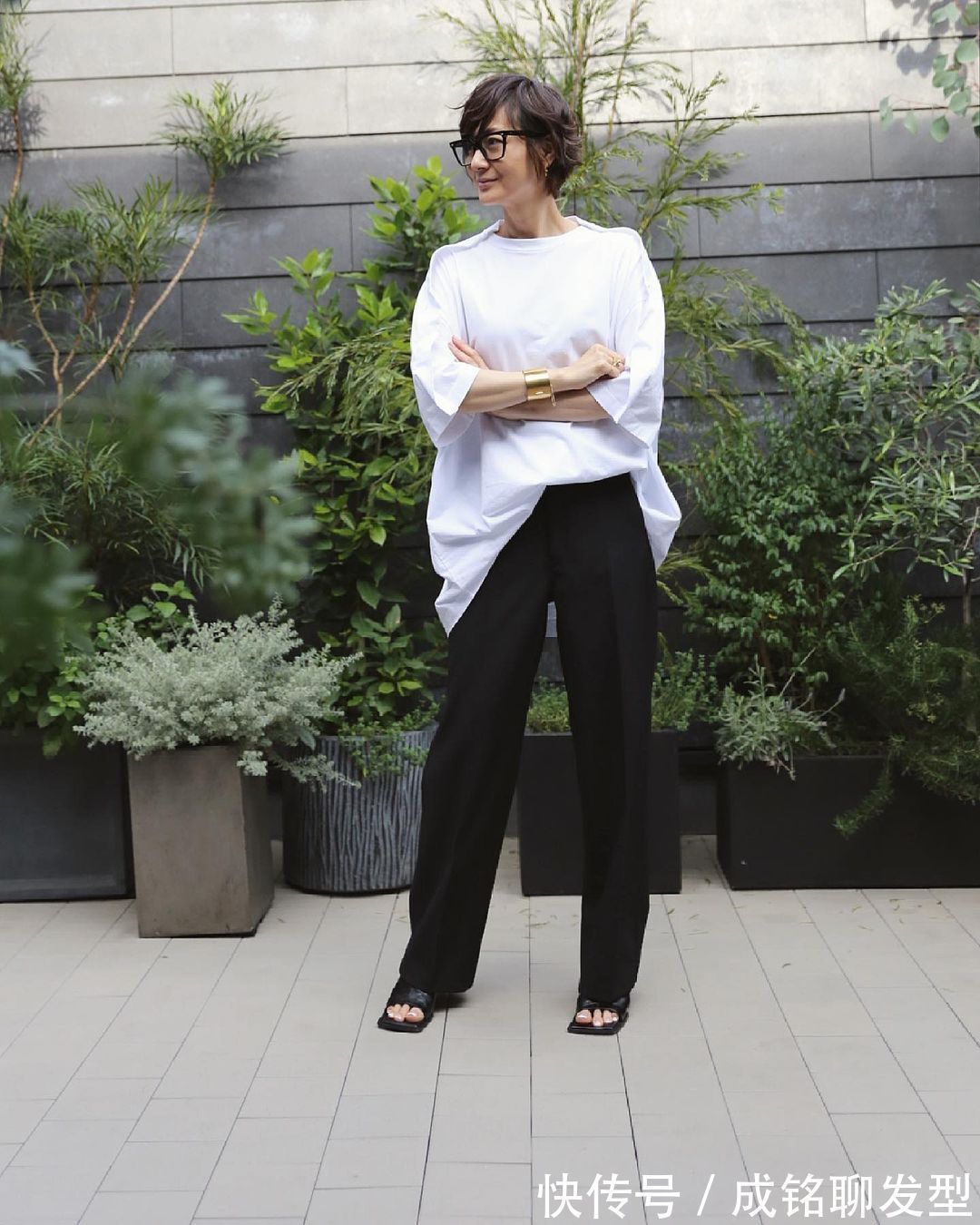 穿搭 简单的日系“纯色”穿搭,适合大龄女性的色彩搭配,减龄又显气质