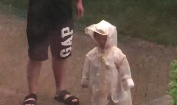 淋雨|“不省心奶爸”带娃一起淋雨火了,奶奶拎着扫把还有3秒到达现场