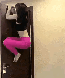 |搞笑GIF：姑娘，爬不上去的话，可以在下面送你上去哟