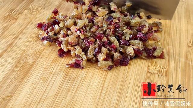 做成|小米加上一袋牛奶,做成小米糕,养胃易消化,暄软香甜,真好吃