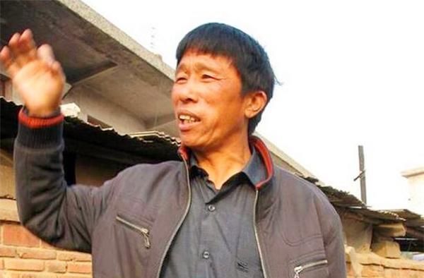 修路@父亲病逝后,儿子将他的遗体塑成“金身”,供奉在家没人敢来串门