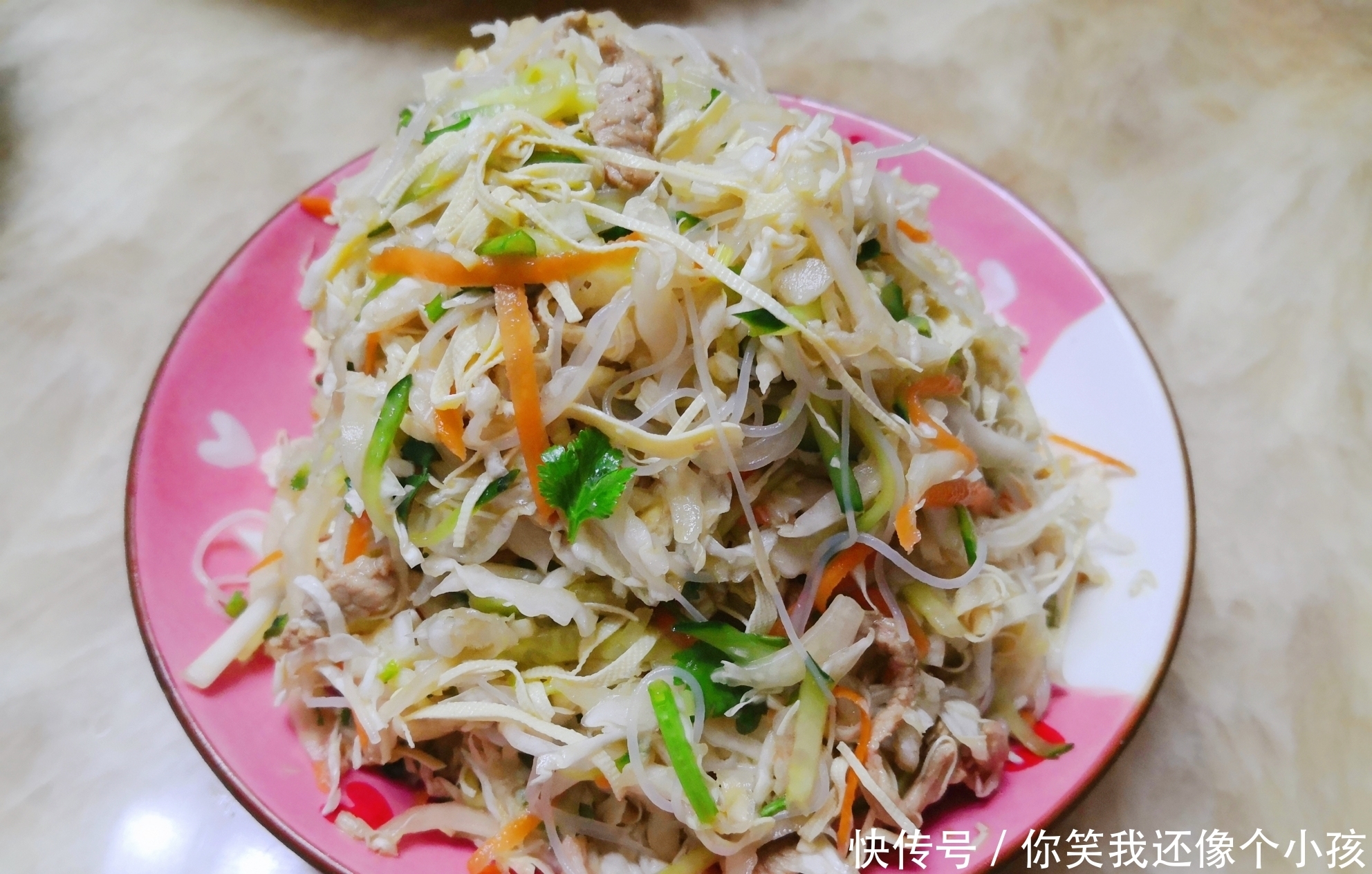  东北普通人家的年夜饭，摆盘虽不精致，味道一流，鱼肉海鲜全都有