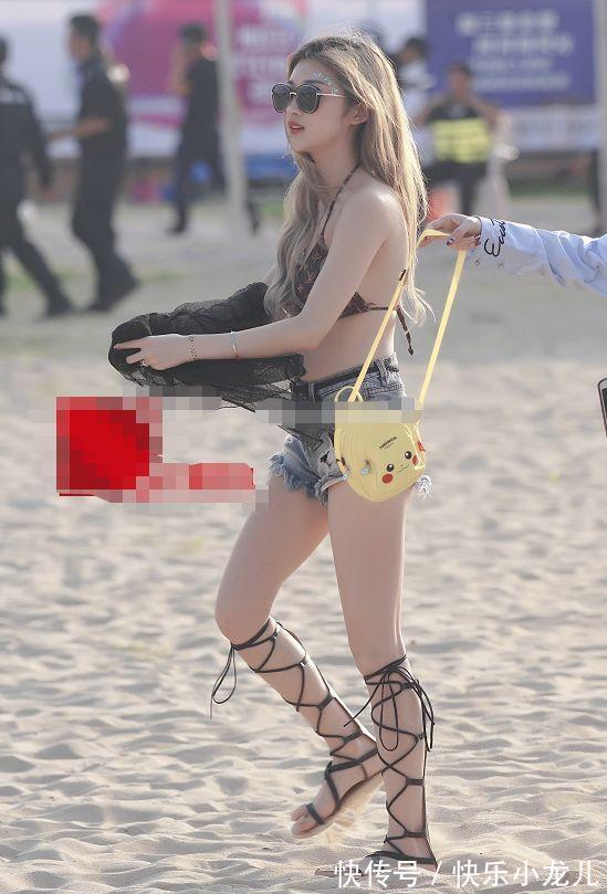 上衣 小姐姐身穿一件白色v领的吊带,看上去很有时尚感