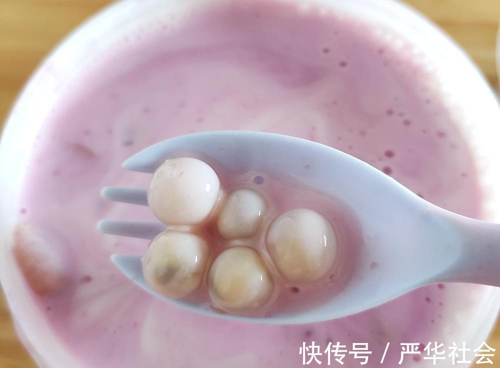 一个个口味丰富的小方块不是冰淇淋，而是清凉爽口的厚切酸奶