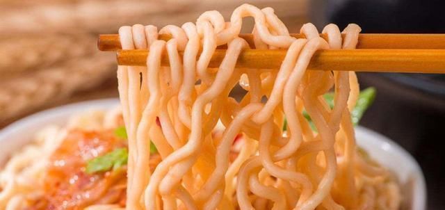 泡面|这4种主食最容易长肉,米饭油条只能靠边站,第3种食物越吃越胖