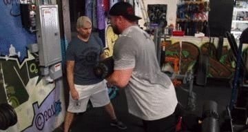 腿弯举|全方位打造打桩机一般的大腿,这4个细节千万别忽视