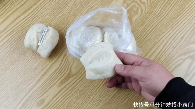 过年保存馒头直接放冰箱放错了，教你一招，放1个月不干硬不发霉