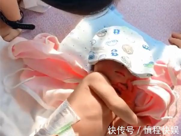 宝宝|妈妈39岁才生下第一胎,宝宝睡觉的时候,场面有点“壮观”