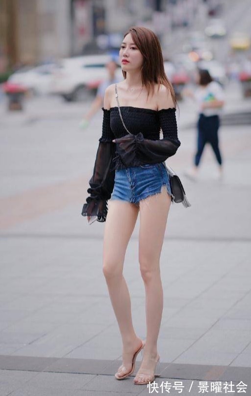 性感|美女街拍:身材高挑的小姐姐,休闲穿搭黑色抹胸T恤,尽显时尚又迷人