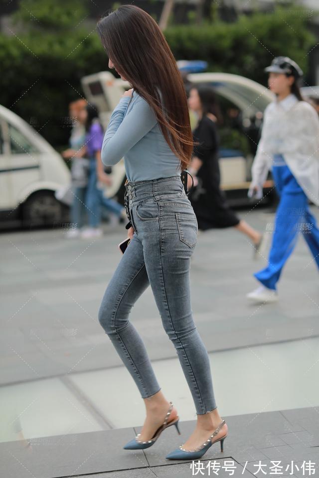 破洞牛仔裤|美女街拍:休闲又百搭的牛仔裤,只要会选款搭配,就能轻松穿出简约修身的美