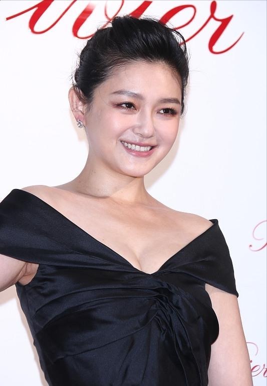 低胸装 大S线下站台风采不再,穿低胸装腋下赘肉却抢镜,面部卡粉不精致