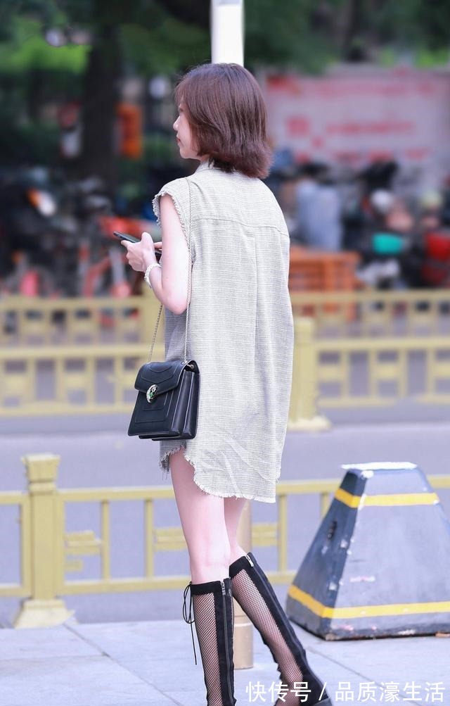 短裤 灰色长款衬衫搭配黑色个性靴子,温婉简约,潇洒自信!