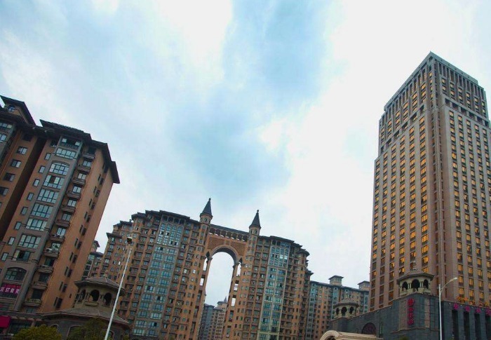 车站|老公为了贪图便宜,坚持买“边路房”,入住20天后气得我想搬家!