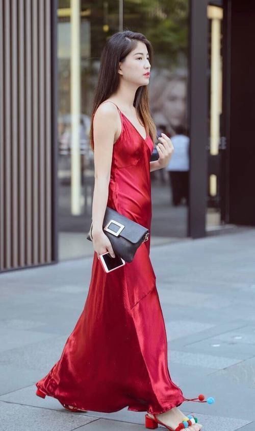 高挑的颜值美女,身穿红色的吊带连衣裙很有女神气质
