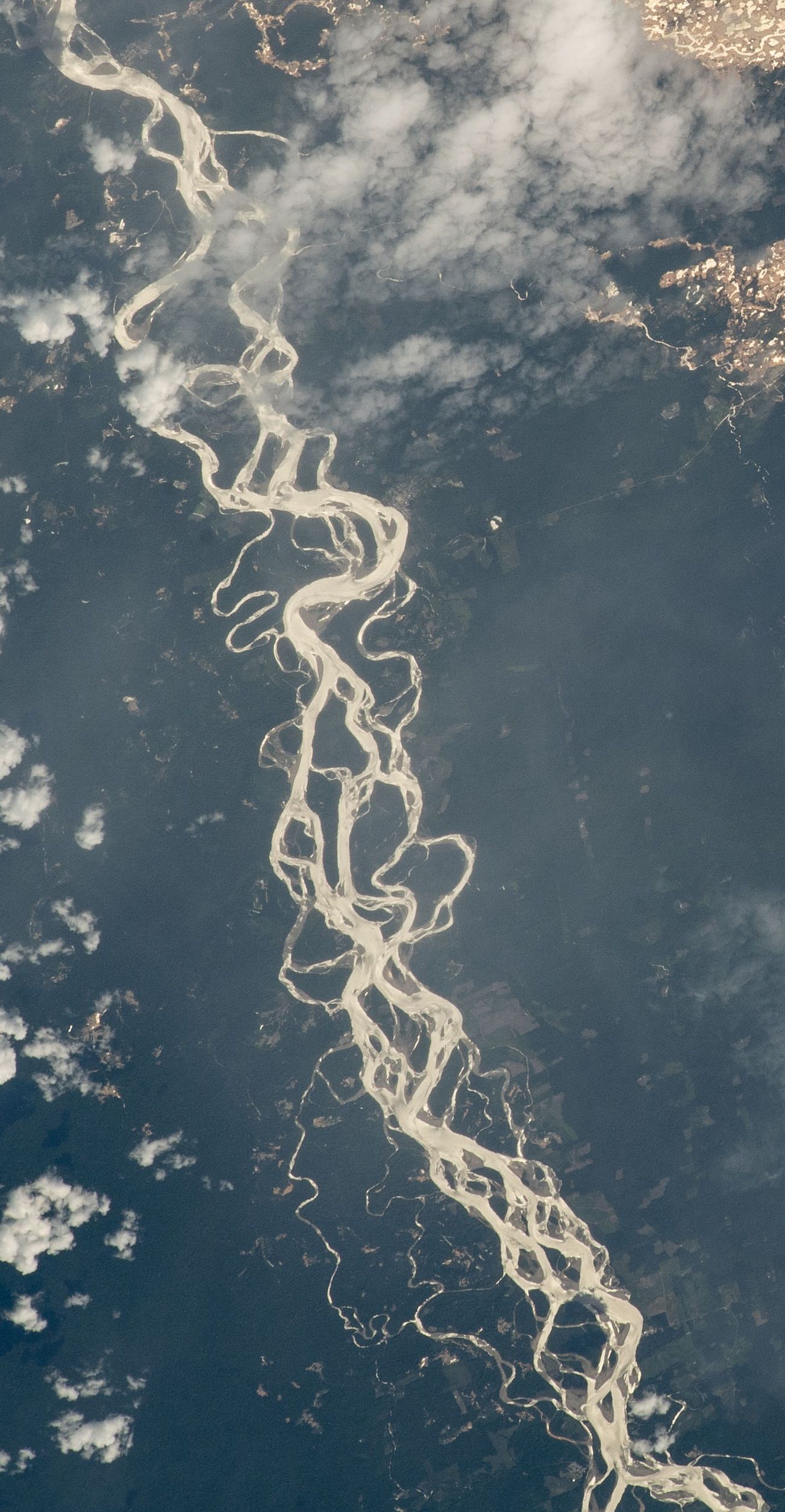 一张宇航员从国际空间站拍摄的照片,揭秘秘鲁东部的金矿勘探坑