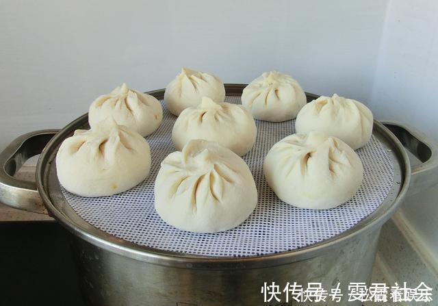 蒸包子时,记得不要只加酵母,面里加2样,包子又白又软又香又甜